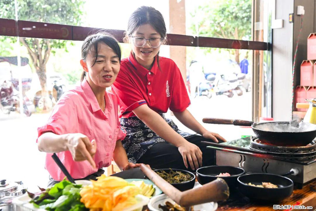 全网追的“扁担女孩”,找了一份暑假工,时薪12元 - 江门生活资讯 - 江门28生活网 jm.28life.com
