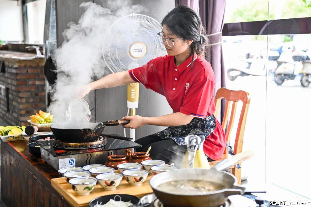 全网追的“扁担女孩”,找了一份暑假工,时薪12元 - 江门生活资讯 - 江门28生活网 jm.28life.com